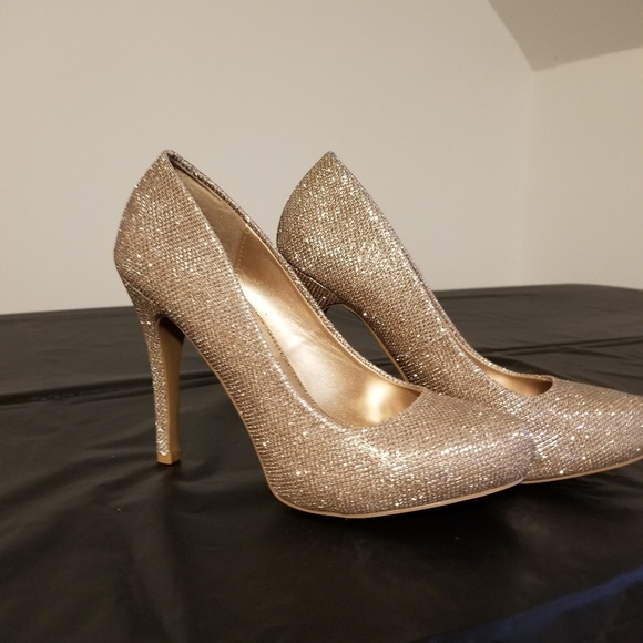 Golden pumps - Picture 2 of 3